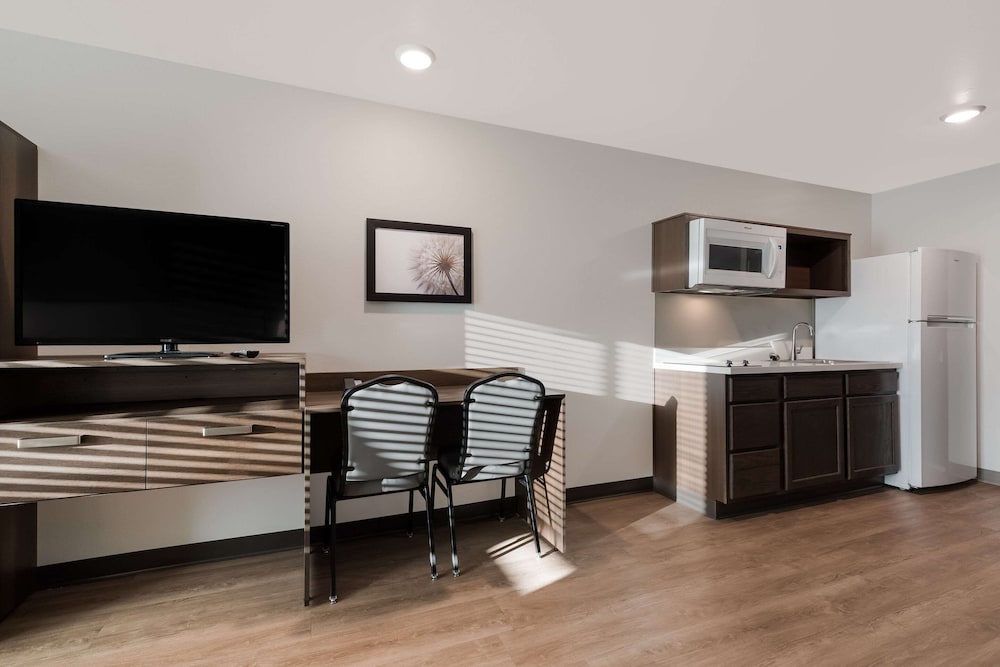 WoodSpring Suites Phoenix Deer Valley - photo 9