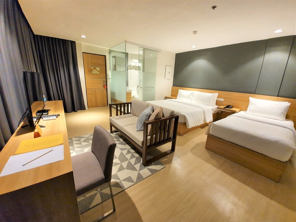 The UpperRoom @ Real Suites - last minute hotel in Bacolod