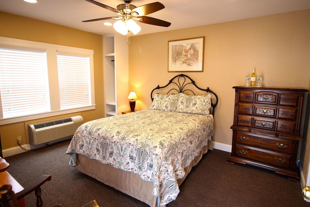 Peach Tree Inn & Suites - photo 24