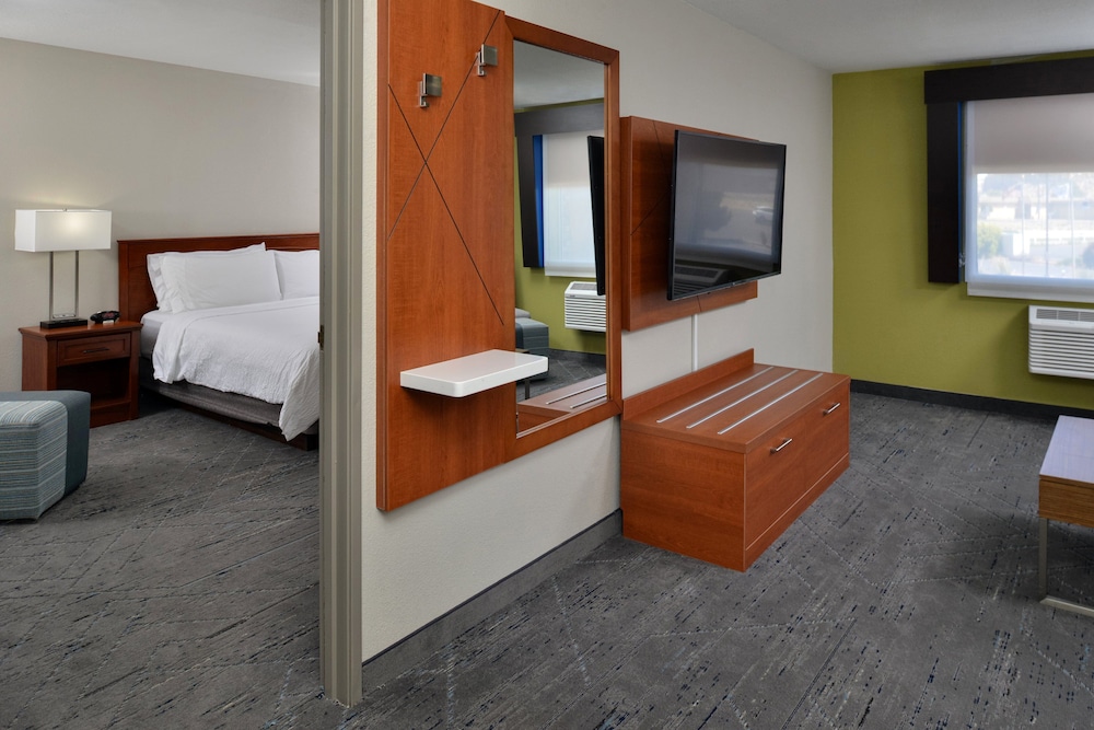 Holiday Inn Express Suites Farmington - photo 31