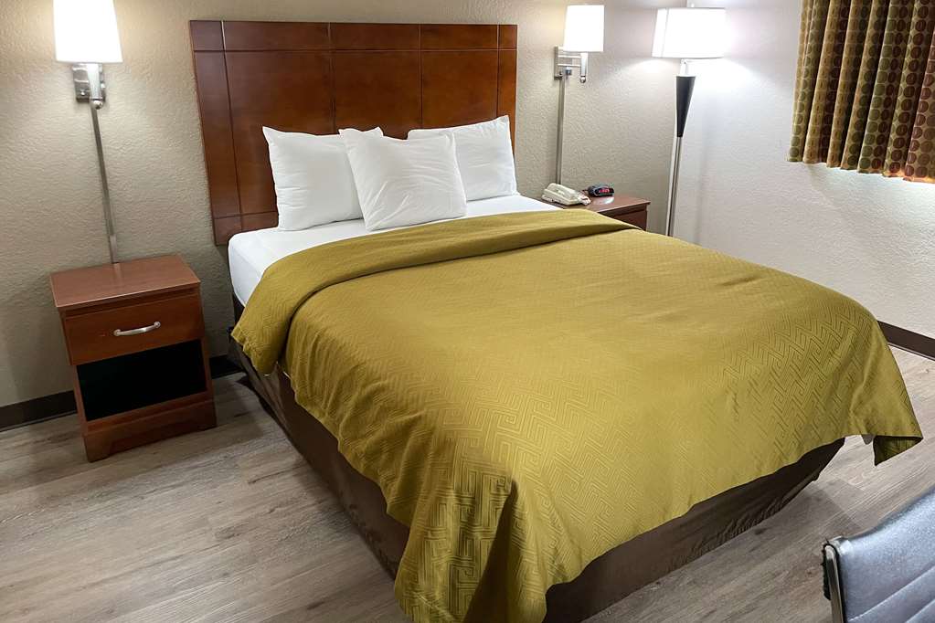 Econo Lodge Cartersville Emerson Lake Point - photo 8