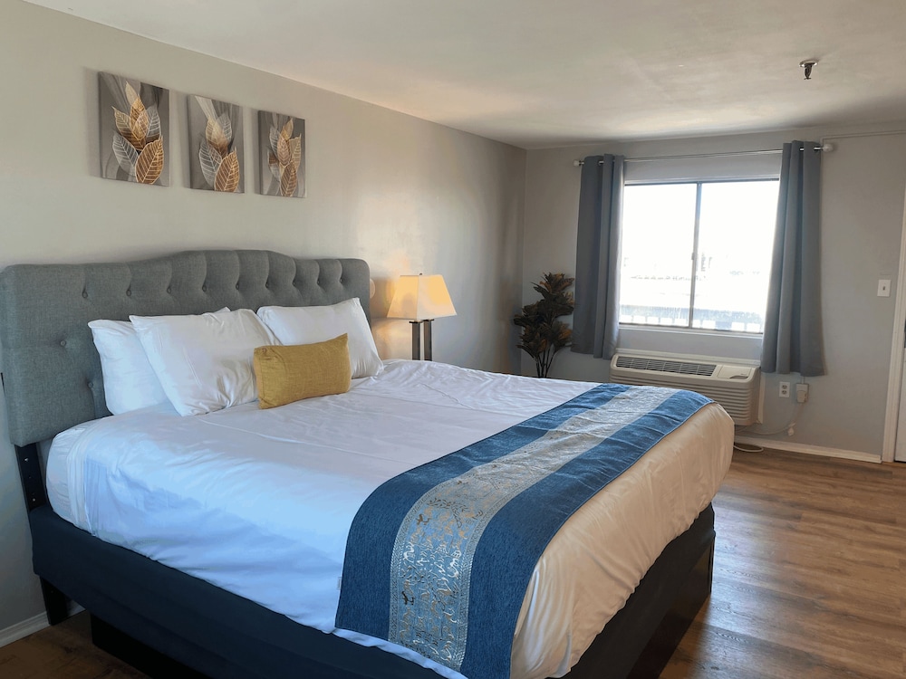 Hampton Harbor Motel - photo 9