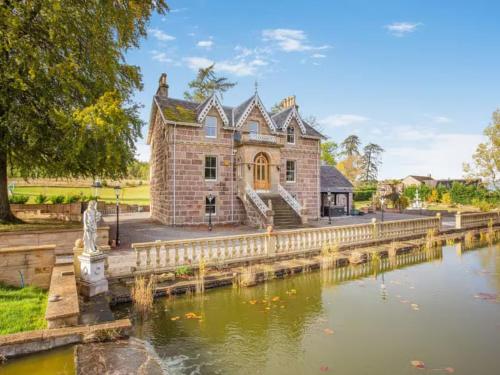 The Doune Luxury Traditional Country House with hot tub — 4-Star Luxury Hotel in Inverness, United Kingdom