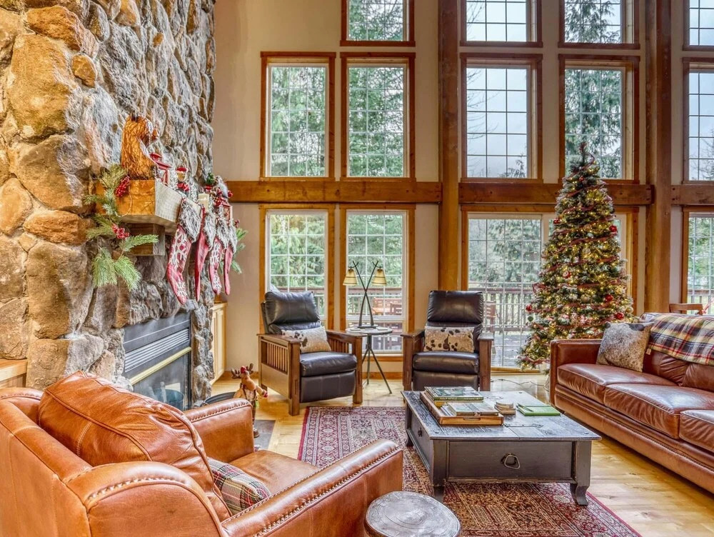 Lazy Bear Lodge Spacious 6BR Lodge with Chef's Kitchen Hot Tub Golf Views and more — 4-Star Luxury Hotel in Mount Hood Village, United States