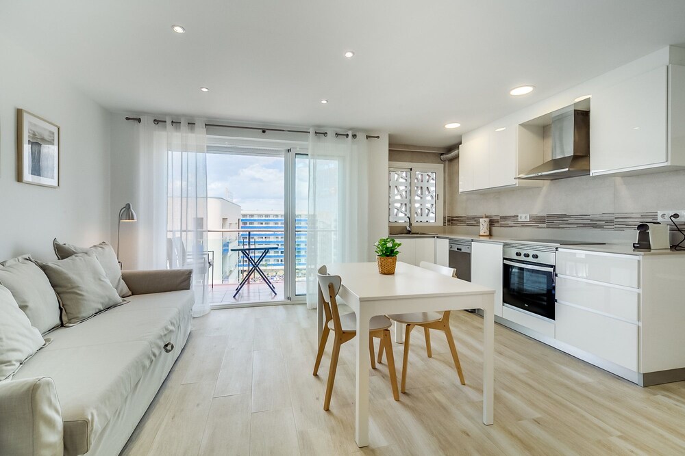 Hauzify I Apartament Rosa dels Vents — 4-Star Luxury Hotel in Santa Susanna, Spain