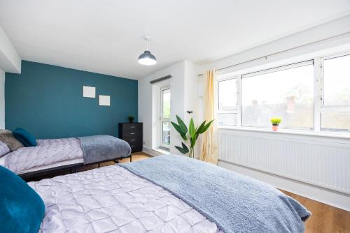 Excel O2 Stunning Large 3 bedroom Apartment with Balcony — 4-Star Luxury Hotel in London, United Kingdom
