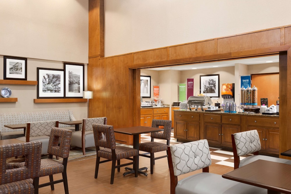 Hampton Inn & Suites Manchester Bedford - photo 33