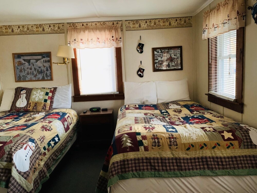 Carroll Motel & Cottages - photo 17
