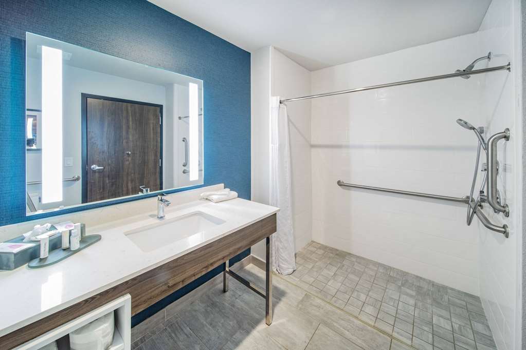 La Quinta Inn & Suites by Wyndham Galveston North at I 45 - photo 29