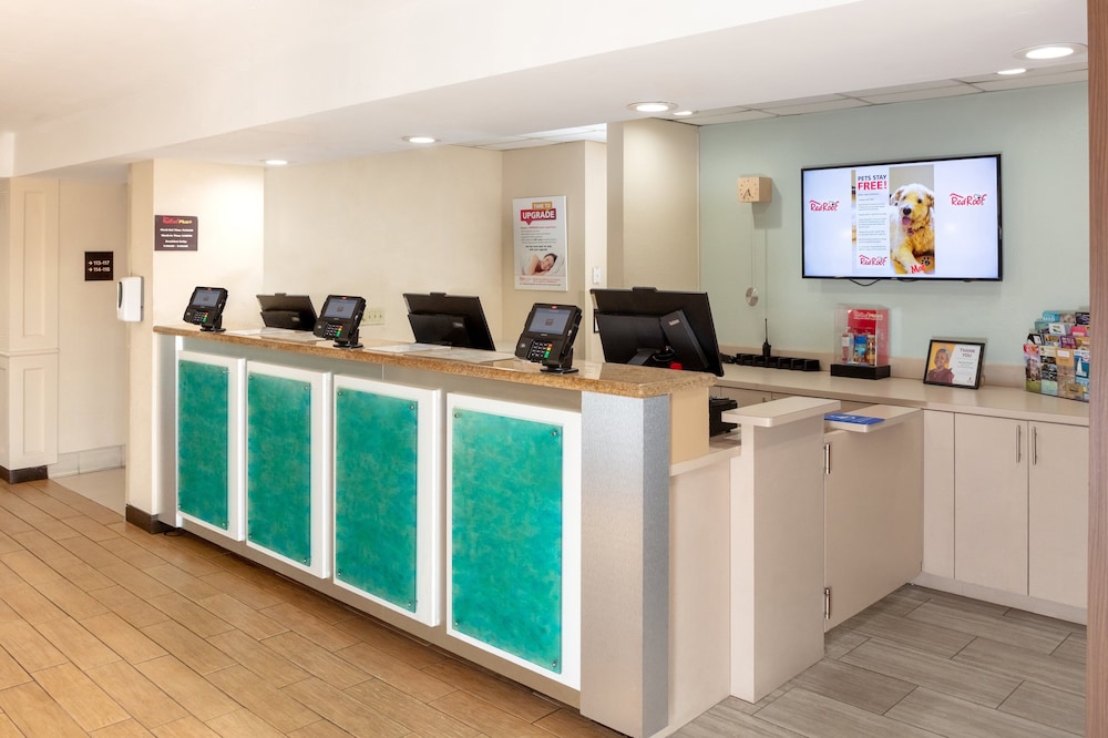 Red Roof Inn PLUS Miami Airport - photo 2