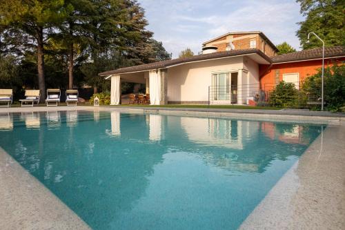 Villa Infinity Regarda Travel — 4-Star Luxury Hotel in Bardolino, Italy