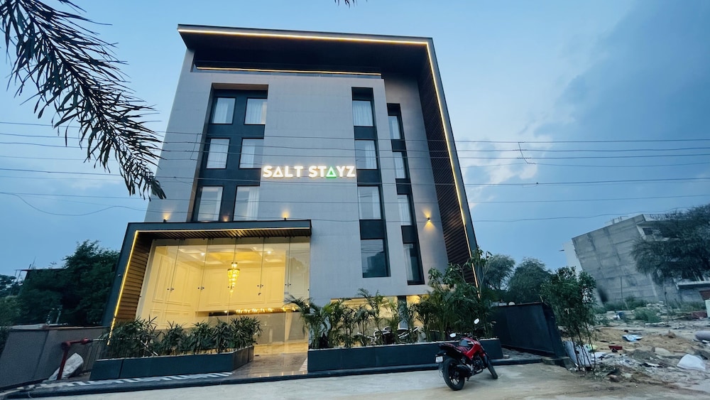 Saltstayz Select Golf Course Road & Sector 57