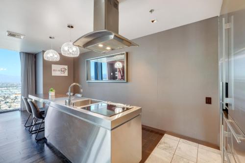 Vegas Palms HIGH 52nd fl. 1BDR corner penthouse 1220sqft