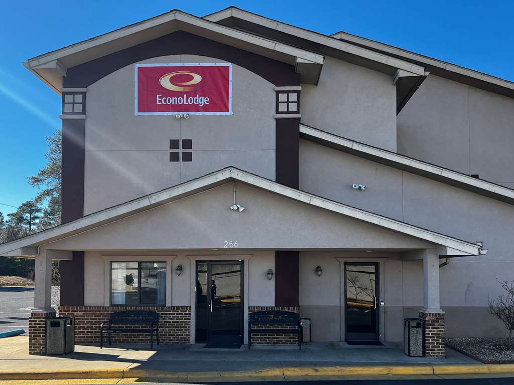 Super 8 by Wyndham Spring Lake Fort Bragg - featured photo