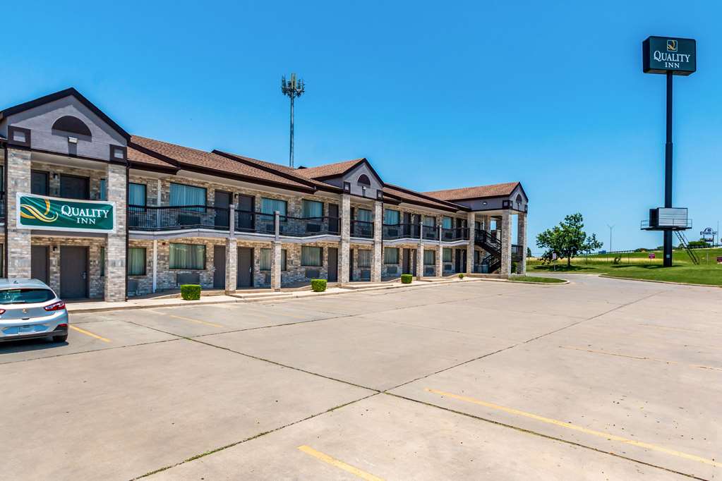 Quality Inn I 10 East near Frost Bank Center - photo 4