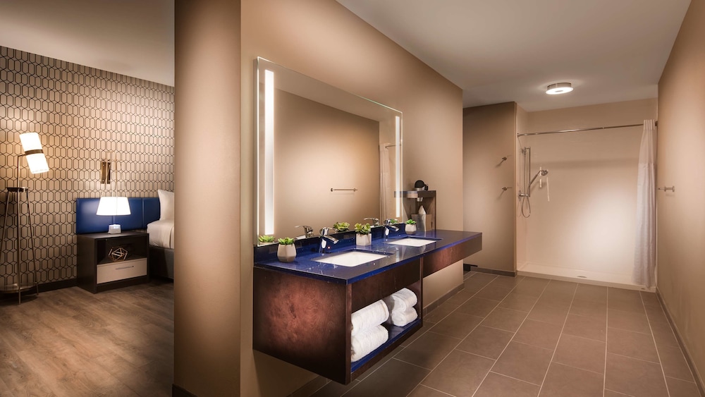 GLō Best Western Nashville Airport - photo 15