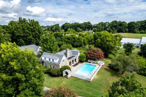 Tranquil Mountain Escape Luxurious 5 Bedroom Farmhouse with Pool — 4-Star Luxury Hotel in Maryville, United States