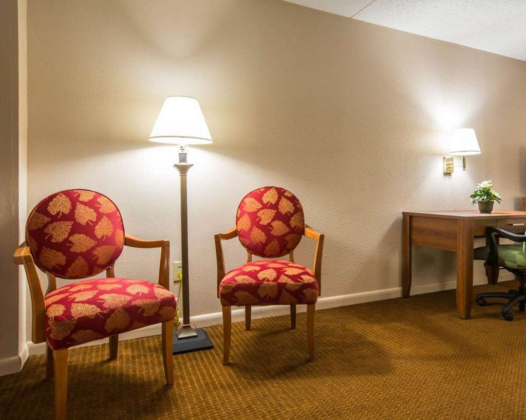 Econo Lodge Inn & Suites Columbus near Fort Benning - photo 20