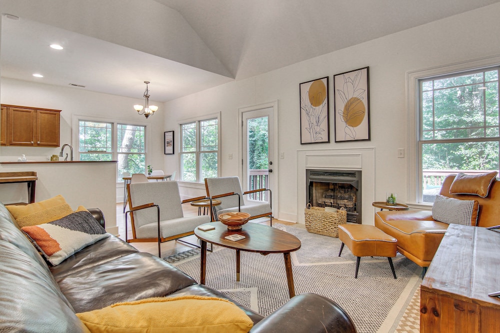 Black Mountain Hideaway w Hot Tub & Pool Table in Black Mountain, United States