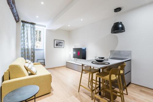History and Design Apartment Facing the Old Port — 4-Star Luxury Hotel in Genoa, Italy