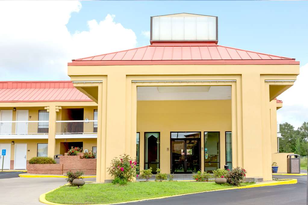 Super 8 by Wyndham Madison Ridgeland Area - photo 2