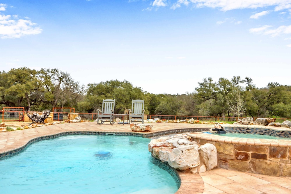 Piece Of Haven A Hill Country Retreat For 7 — New Braunfels