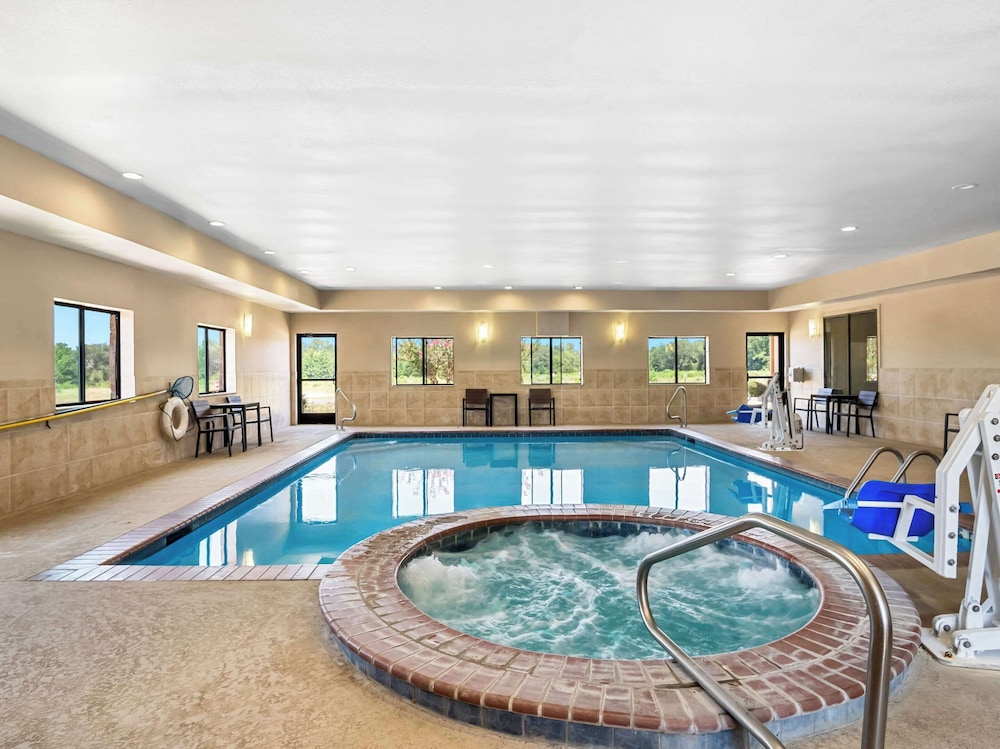 Comfort Suites Lindale Tyler North - photo 24
