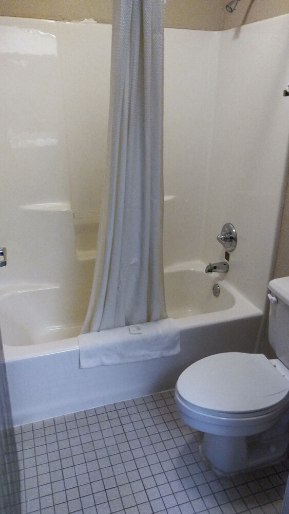 Briarwood Inn of Sparta - photo 14