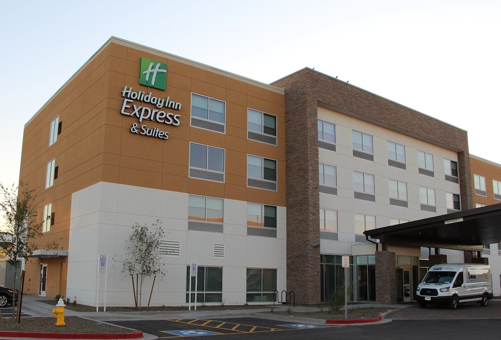 Holiday Inn Express & Suites Phoenix Airport North by IHG - photo 125
