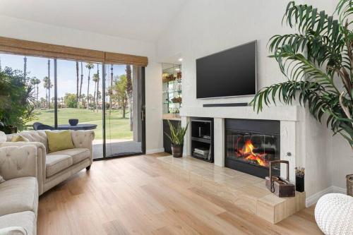 Sunny Palm Desert Escape On Golf Course — Palm Desert