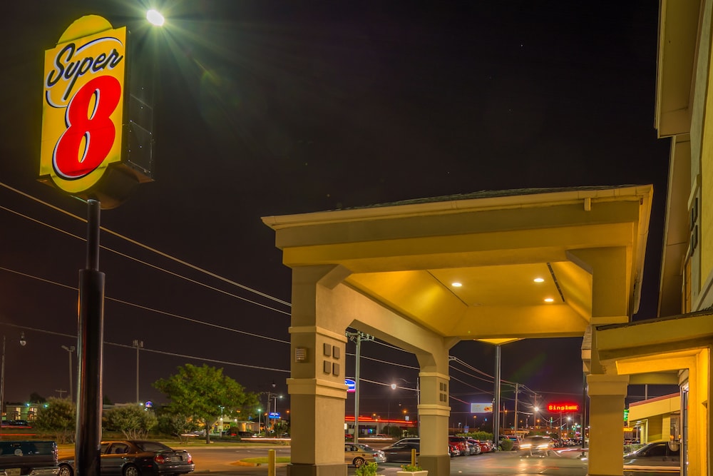 Super 8 by Wyndham Oklahoma Airport Fairgrounds West - photo 23