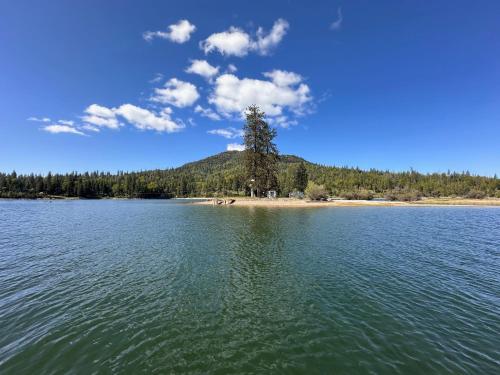 O'Connell Lake Area Free Night Special — 4-Star Luxury Hotel in Bass Lake, United States