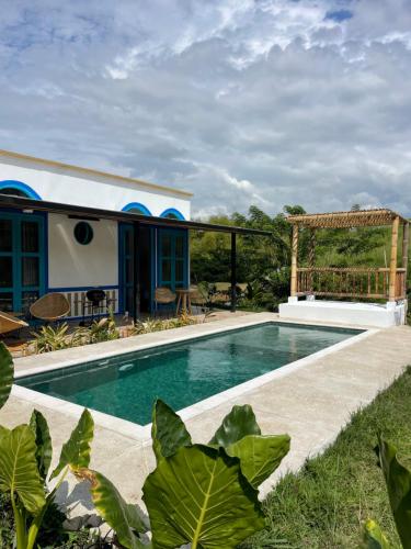 Piscina privada - carbon neutral hotel in Alcala