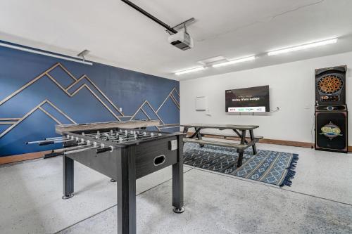 Valley Vista Lodge Hot Tub Shuffleboard Darts BBQ — 4-Star Luxury Hotel in Midland, United States