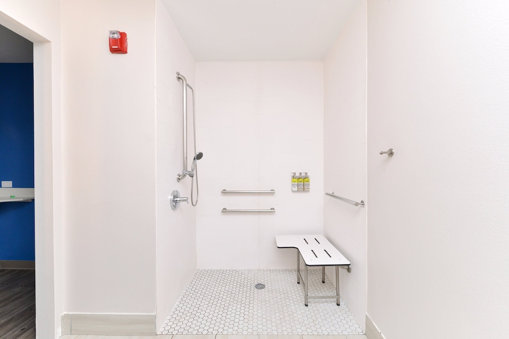 Holiday Inn Express Orlando South Park by IHG - photo 40
