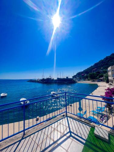 TheReal Beachfront House BoniLu Croacia — 4-Star Luxury Hotel in Jesenice, Croatia