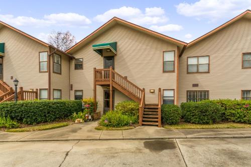 Harbour Oaks 418 in Saint Simons Island, United States