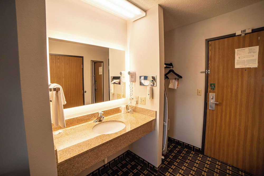 Quality Inn & Suites Watertown near Prairie Lakes Ice Arena - photo 45