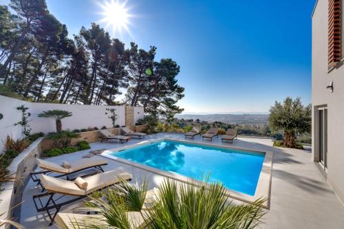 Luxury Villa Seventh Heaven with heated pool hot tub gym panoramic views on town Split — 4-Star Luxury Hotel in Klis, Croatia