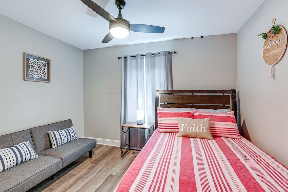 Family friendly Home w Yard: 27 Mi to Nashville