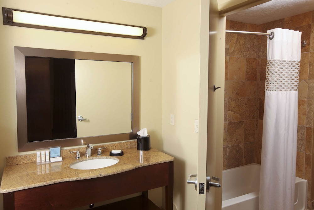 Hampton Inn & Suites by Hilton Fargo Medical Center - photo 17