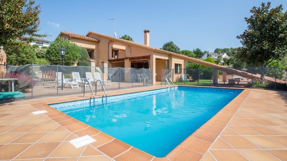 Cipresos 14pax in Vidreres — 4-Star Luxury Hotel in Vidreres, Spain