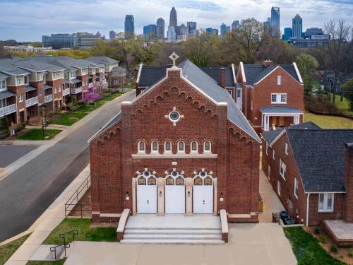 Luxury Rooftop Townhome in Restored Church 5 mins to DT — 4-Star Luxury Hotel in Charlotte, United States
