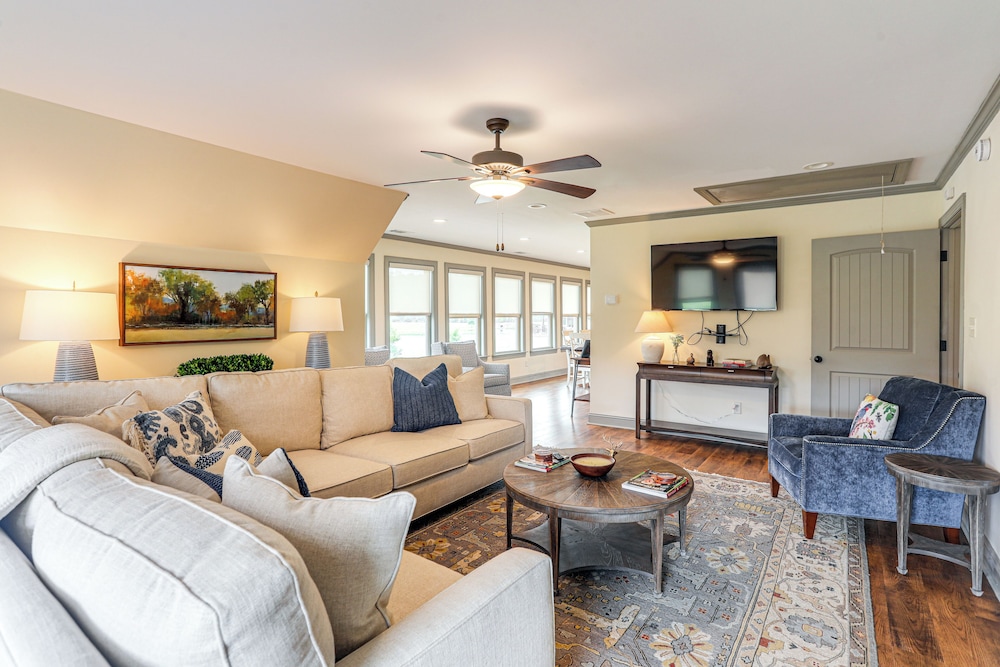 Farm & Lake Views: Rural Mississippi Loft Apt — 4-Star Luxury Hotel in Hernando, United States