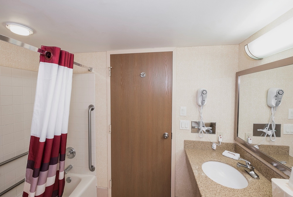 Red Roof Inn & Suites Mt Holly McGuire AFB - photo 33