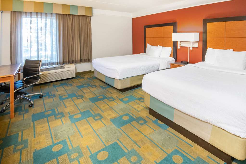 La Quinta Inn & Suites by Wyndham Colorado Springs South AP - photo 39