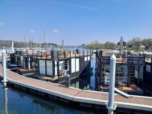Floating Experience Black Pearl Lago Maggiore — hotel in Dormelletto