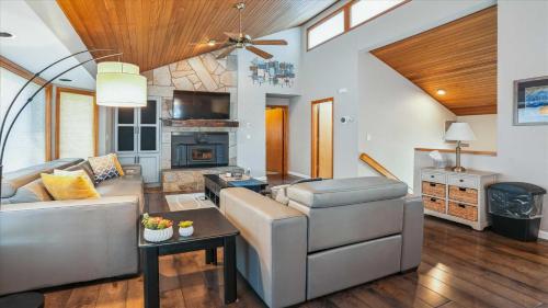 Lassen 20 - carbon neutral hotel in Sunriver