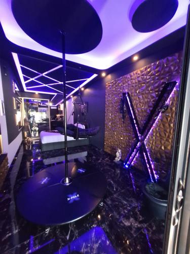 Love Room Mes Petits Secrets Miniac Morvan Avec Jacuzzi Privatif — hotel in Miniac-Morvan