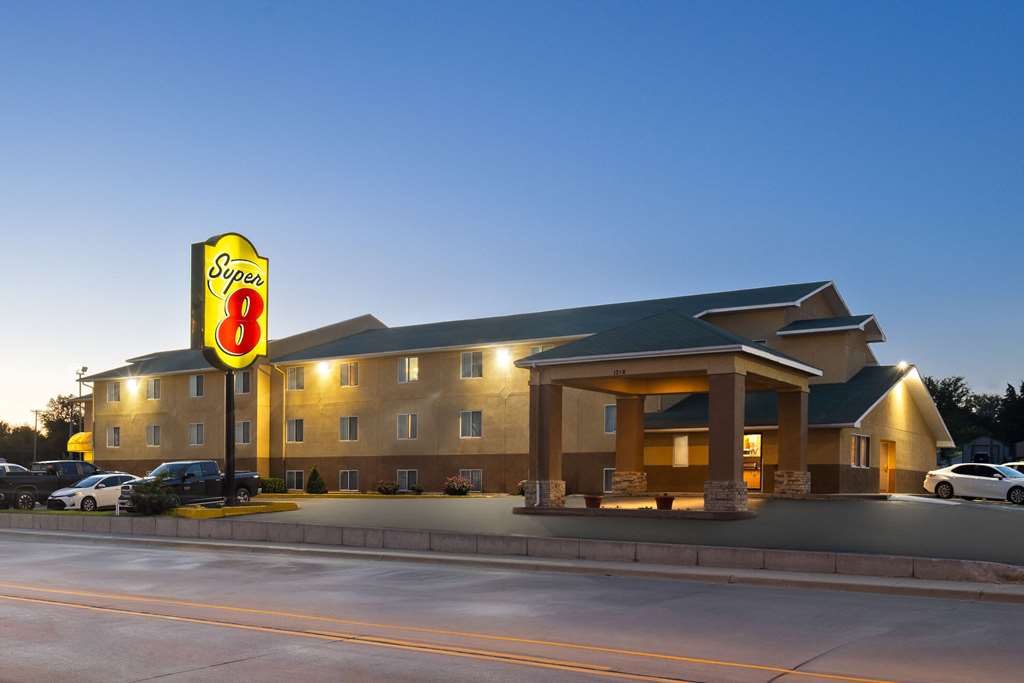 Super 8 by Wyndham Dodge City - photo 5